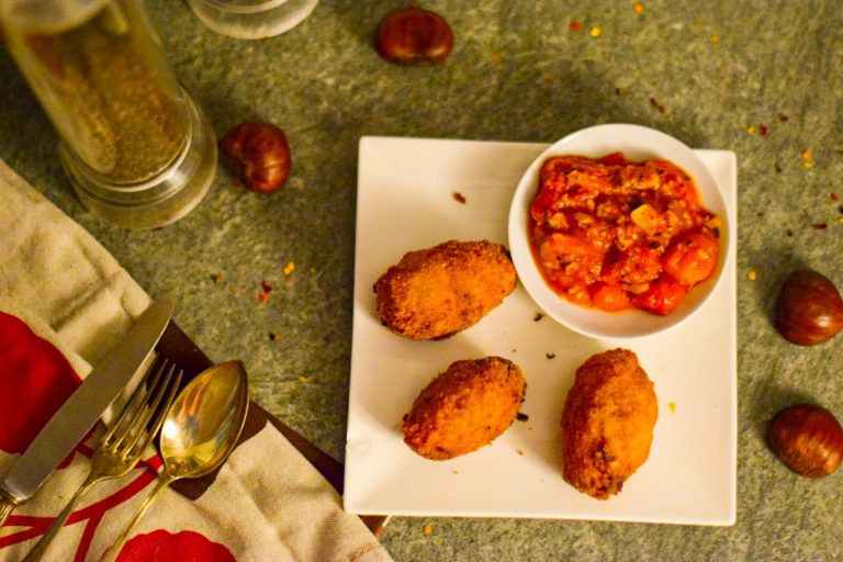 Krokieciki z kasztanów i chorizo z sosem pomidorowym