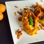 Croissant z camembert, szynką i jajkiem