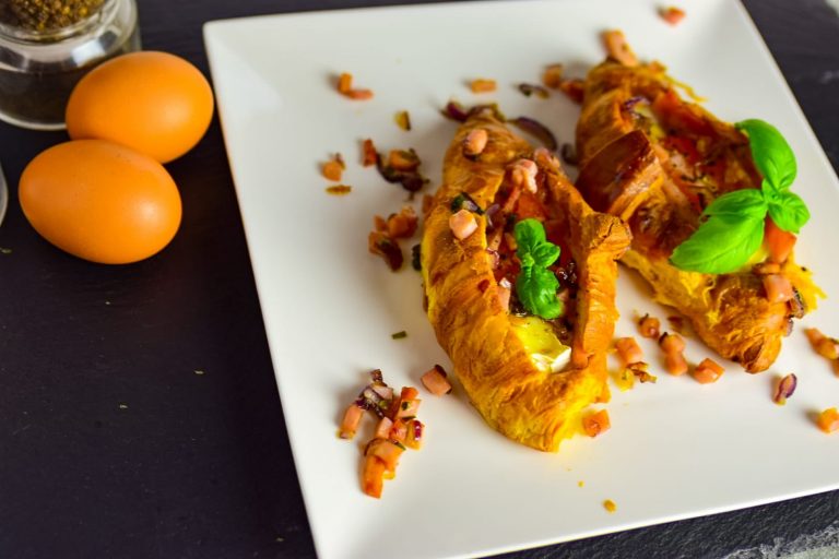 Croissant z camembert, szynką i jajkiem