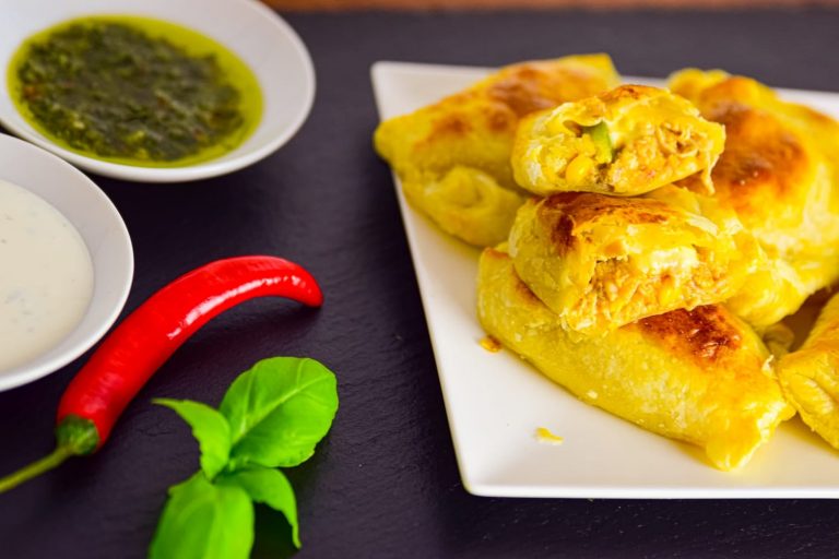 Empanadas z kurczakiem w cieście francuskim
