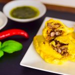 Empanadas z szarpaną wołowiną, wieprzowiną i chorizo w kruchym cieście