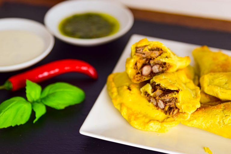 Empanadas z szarpaną wołowiną, wieprzowiną i chorizo w kruchym cieście