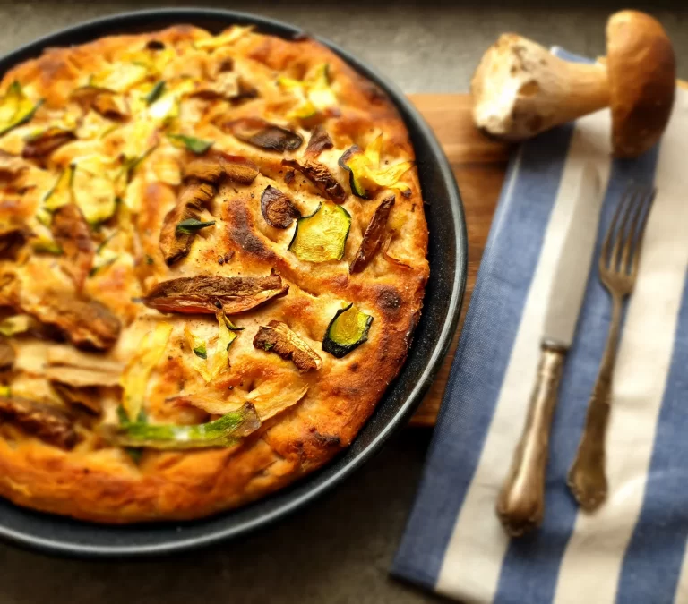 Focaccia z grzybami leśnymi i cukinią