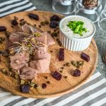 Śledź w winie Marsala z marynowanym burakiem i śmietaną
