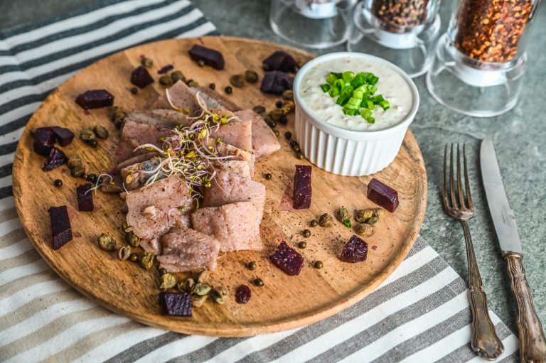 Śledź w winie Marsala z marynowanym burakiem i śmietaną
