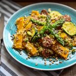 Tabbouleh z kalafiora ze szparagami, dynią i chorizo