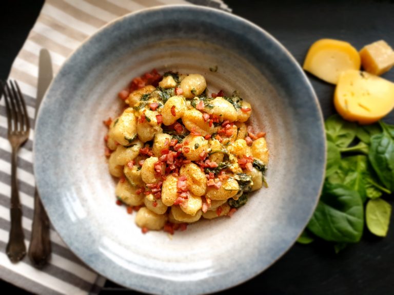 Gnocchi ze szpinakiem i sosem śmietanowo – serowym