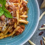 Makaron Maccheroni al Feretto z oliwkami i salsicią