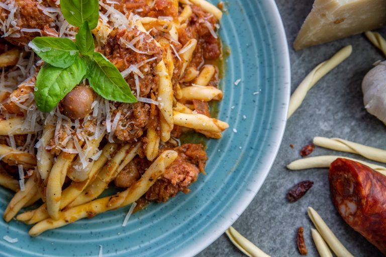Makaron  Maccheroni al Feretto z oliwkami i salsicią