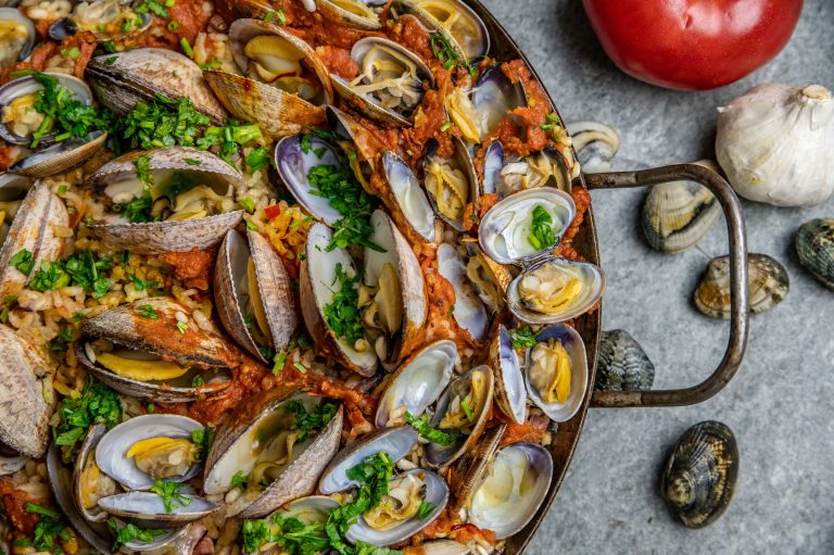 Paella z ośmiornicą i owocami morza