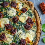 Tarta ze szpinakiem, gorgonzolą i pikantną kiełbasa Nduja