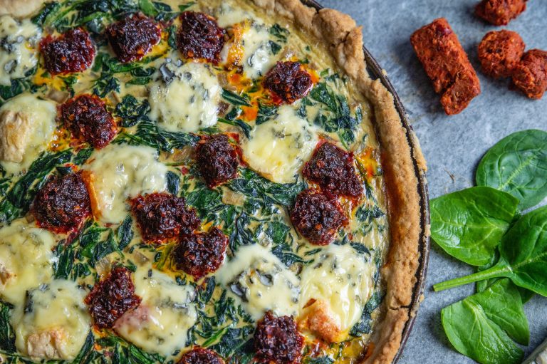 Tarta ze szpinakiem, gorgonzolą i pikantną kiełbasa Nduja