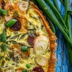 Tarta z zieloną cebulką ,gorgonzolą i kiełbasą węgierską