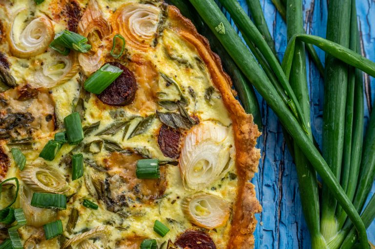 Tarta z zieloną cebulką ,gorgonzolą i kiełbasą węgierską