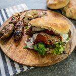 Cevapi w bałkańskiej bułce Lepinje