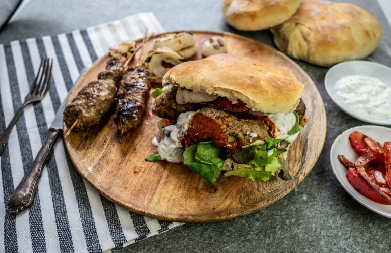 Cevapi w  bałkańskiej bułce Lepinje