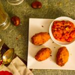 Krokieciki z kasztanów jadalnych i kiełbasy chorizo z sosem pomidorowym