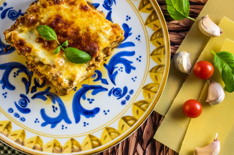 Lasagne z mięsem mielonym i salsicią